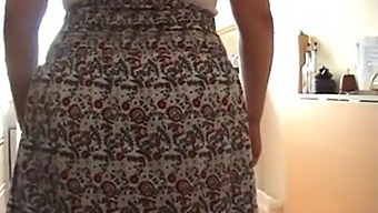 British Mature Woman Offers Money For A Sniff Of Her Underwear