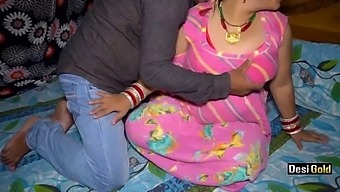 Young Indian Randi Bhabhi Enjoys Taxi Driver'S Company In Steamy Encounter