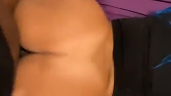Sly Diggler Visar Upp Sin Våta Fitta Från En Stor Svart Kuk I Sin Video.