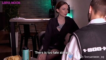 Babysitter-Ul Amator Tatuat Este Futut La Locul De Muncă