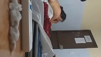 Ελάτε Μαζί Μου Για Μια Καυτή Συνεδρία Που Ξεκινάει Στις 6:30 Με Την Οικεία Περιοχή Του Στενού Φίλου Μου