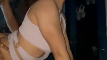 Seksi Bebek, Iyi Donanımlı Partneriyle Derin Boğaz Ve Anal Seansın Tadını Çıkarıyor